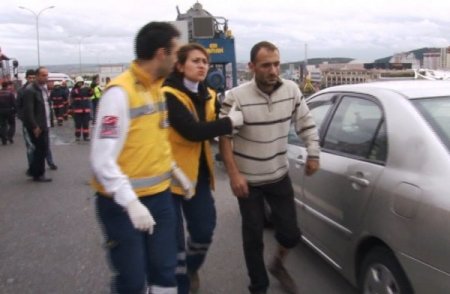 Emniyet şeridinde giden otomobil yardım aracına çarptı (Özel)