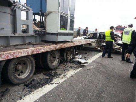 Emniyet şeridinde giden otomobil yardım aracına çarptı (Özel)