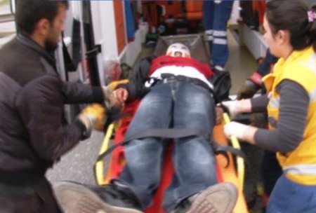 Emniyet şeridinde giden otomobil yardım aracına çarptı (Özel)