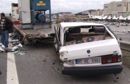 Emniyet şeridinde giden otomobil yardım aracına çarptı (Özel)