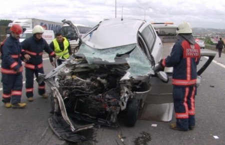 Emniyet şeridinde giden otomobil yardım aracına çarptı (Özel)