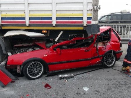 Emniyet şeridindeki TIR'a çarptı