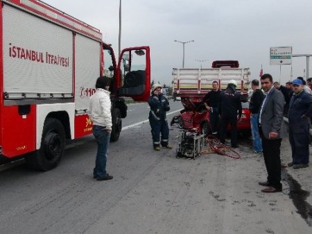 Emniyet şeridindeki TIR'a çarptı