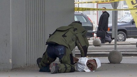 Emniyet yakınındaki şüpheli paket polisi alarma geçirdi