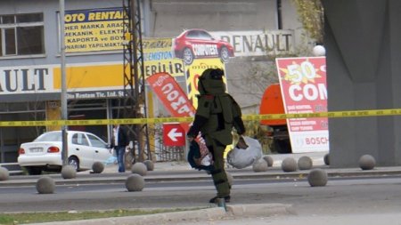 Emniyet yakınındaki şüpheli paket polisi alarma geçirdi