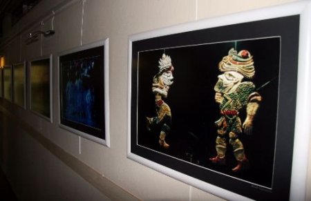 Emniyette Sıra Beklerken Fotoğraf Sergisini Geziyorlar