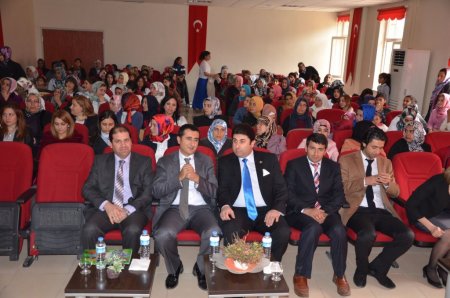 Emniyetten Suruçlu kadınlara 'Aile ve Kadın' konferansı