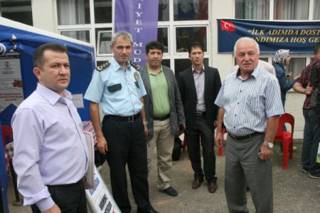 Emniyetten üniversiteye kayıt için gelen öğrencilere dinlenme çadırı