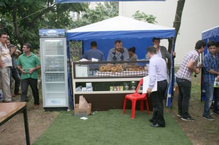 Emniyetten üniversiteye kayıt için gelen öğrencilere dinlenme çadırı