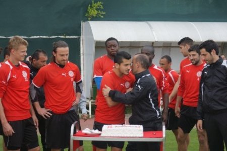 Emrah Başsan'a sürpriz doğum günü