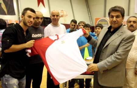 Emre Çolak spor malzemesi dağıttı