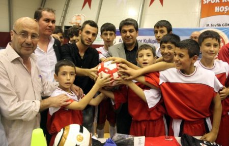 Emre Çolak spor malzemesi dağıttı