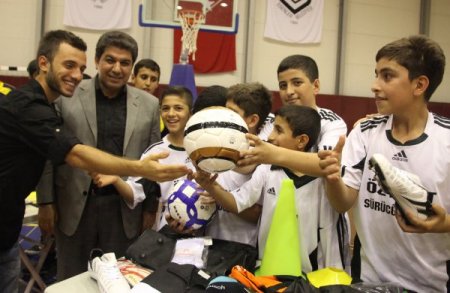 Emre Çolak spor malzemesi dağıttı