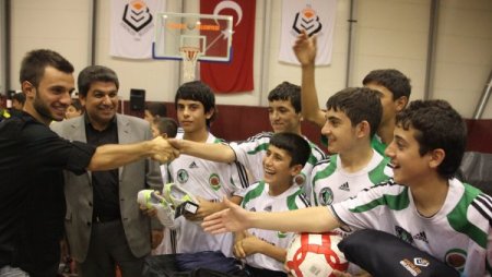 Emre Çolak spor malzemesi dağıttı