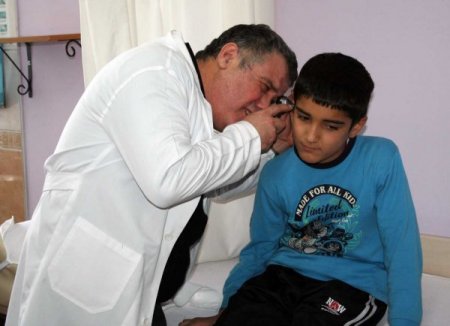 ‘Emzik kullanan bebeklerde orta kulak iltihabı daha sık görülüyor’