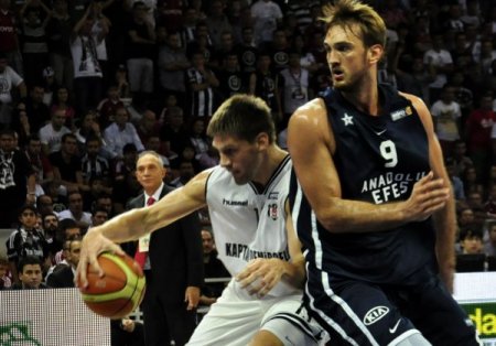 En büyük kupa Anadolu Efes'i 77 - 75 yenen Beşiktaş’ın