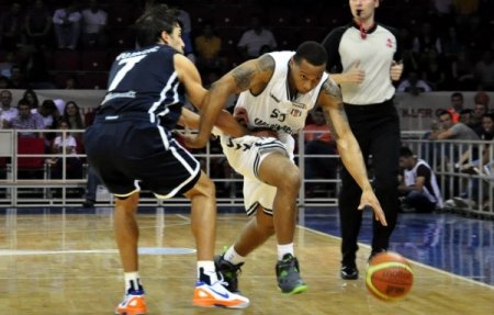 En büyük kupa Anadolu Efes'i 77 - 75 yenen Beşiktaş’ın