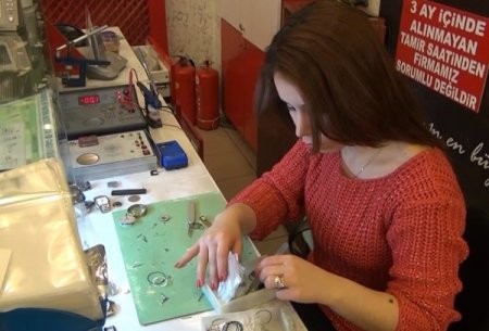 En büyük mutluluğu tamir ettiği saatlerin tıkır tıkır işlemesi