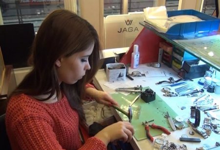 En büyük mutluluğu tamir ettiği saatlerin tıkır tıkır işlemesi