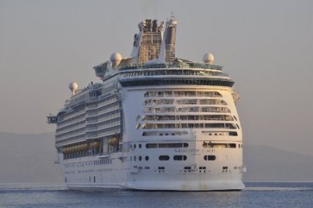 En büyük transatlantiklerden Navigator Of The Seas Kuşadası’nda