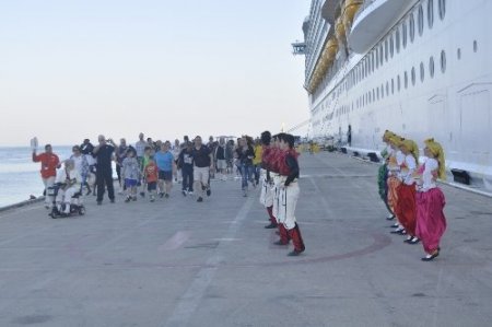 En büyük transatlantiklerden Navigator Of The Seas Kuşadası’nda