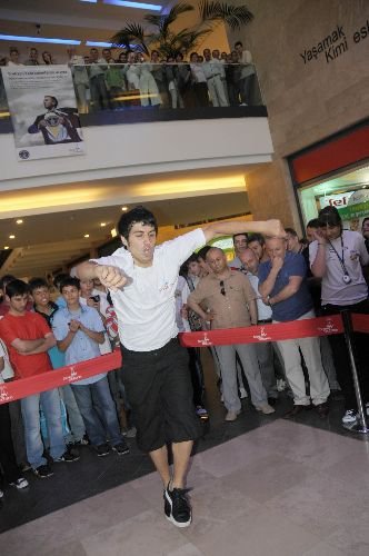 En Hızlı Kolbastı Dansı İçin, 1 Dakikada 320 Adım Atarak Dünya Rekorunun Sahibi Oldu