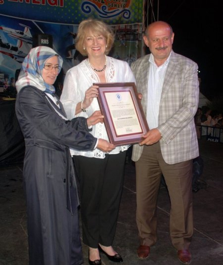 En İyi Çay Demleyene Bir Ton Kuru Çay Hediye Edildi