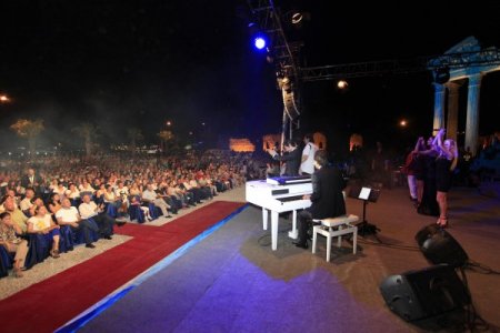 Enbe Orkestrası, tarihi tapınakta farklı kültürlere ait müzikleri harmanladı