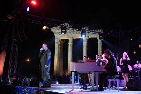 Enbe Orkestrası, tarihi tapınakta farklı kültürlere ait müzikleri harmanladı