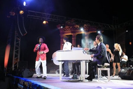 Enbe Orkestrası, tarihi tapınakta farklı kültürlere ait müzikleri harmanladı