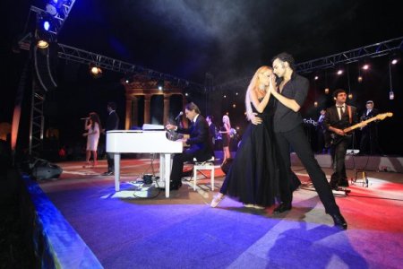 Enbe Orkestrası, tarihi tapınakta farklı kültürlere ait müzikleri harmanladı