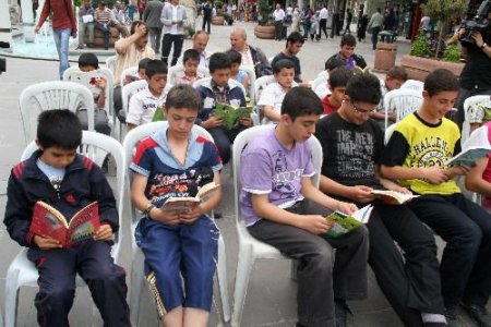 Enderun Öğrencileri Şehir Meydanında Kitap Okudu