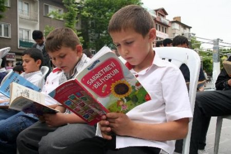 Enderun Öğrencileri Şehir Meydanında Kitap Okudu