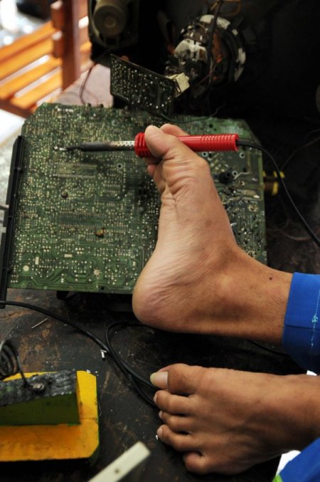 Endonezya' Da Görenleri Hayrette Bırakan Televizyon Tamircisi