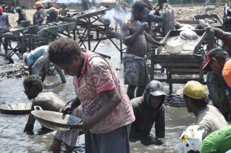 Endonezya'da Altına Hücum