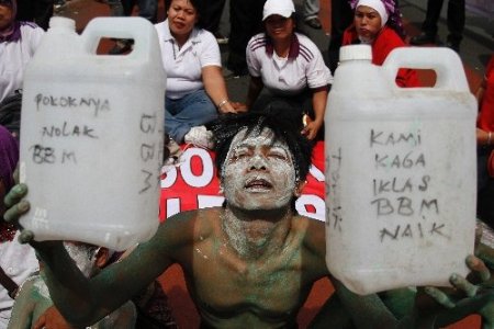 Endonezya'da benzin protestoları artıyor