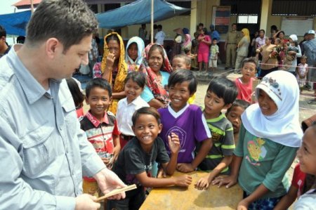Endonezya'da Dağıtılan Kurban Eti Gönülleri Fethetti