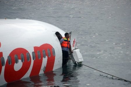 Endonezya'da denizen düşen yolcu uçağında ölü yok