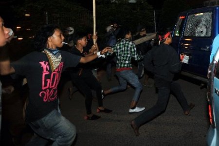 Endonezya'da indirimli benzine zam gösterileri dinmiyor