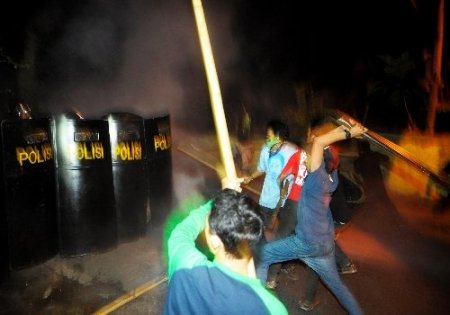 Endonezya'da indirimli benzine zam gösterileri dinmiyor