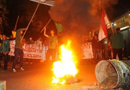 Endonezya'da indirimli benzine zam gösterileri dinmiyor