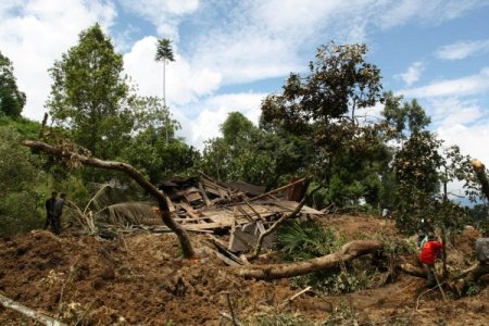 Endonezya’da toprak kayması: 11 ölü