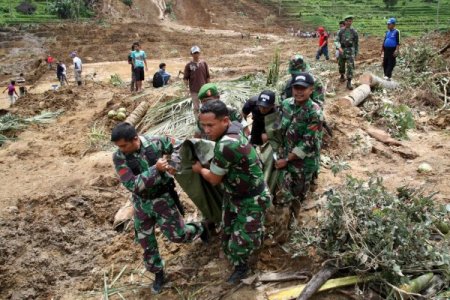 Endonezya’da toprak kayması: 11 ölü
