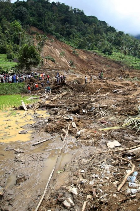 Endonezya’da toprak kayması: 11 ölü