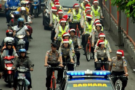 Endonezya'da trafik polisi Noel şapkası ile çalıştı
