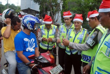 Endonezya'da trafik polisi Noel şapkası ile çalıştı