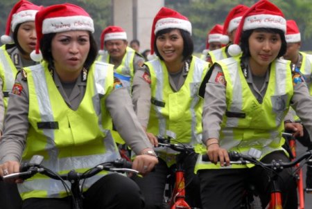 Endonezya'da trafik polisi Noel şapkası ile çalıştı