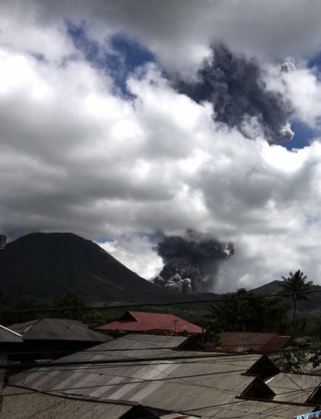 Endonezya’da Yanardağ Patlaması