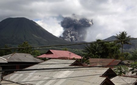 Endonezya’da Yanardağ Patlaması