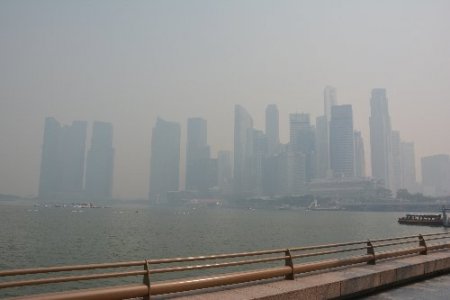 Endonezya’daki orman yangınları Singapur’u duman altında bıraktı